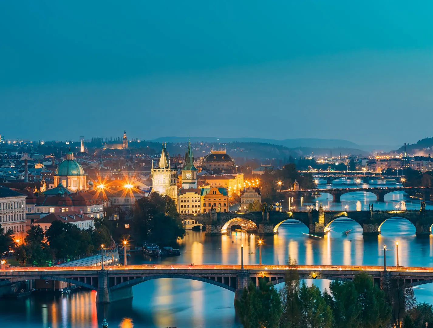 Akşam saatlerinde Prag, Vltava nehri ve köprüleri